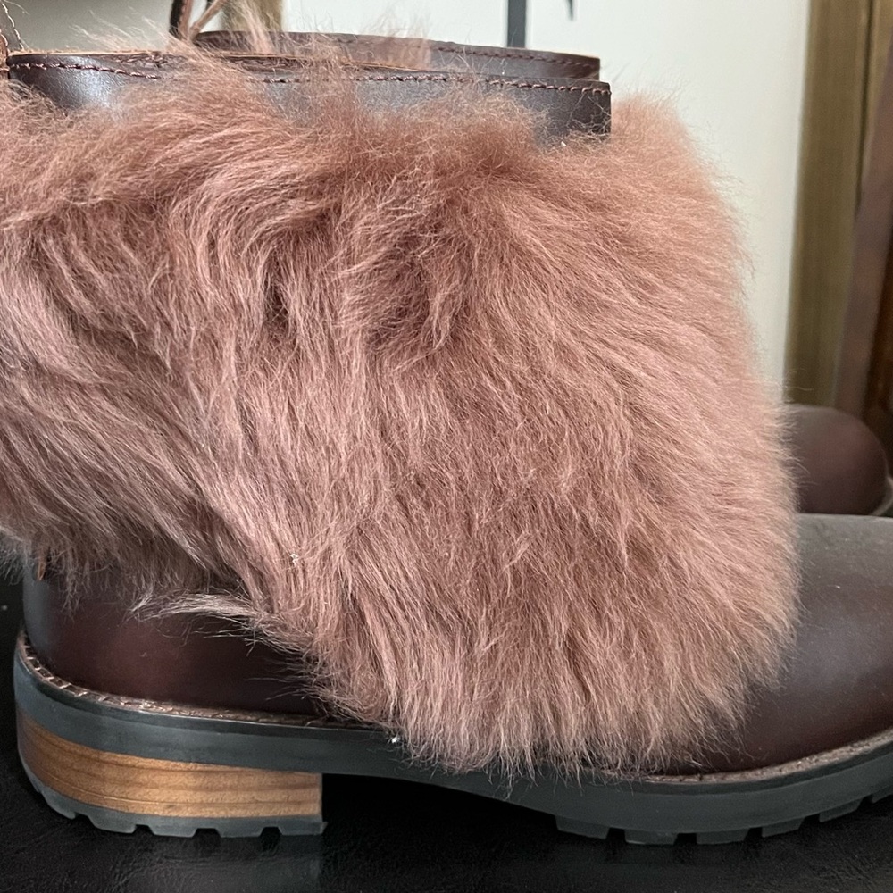 UGG Women's Otelia Boots Sz.9